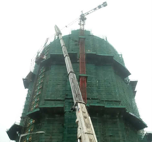 哈巴河吊车在工地上作业